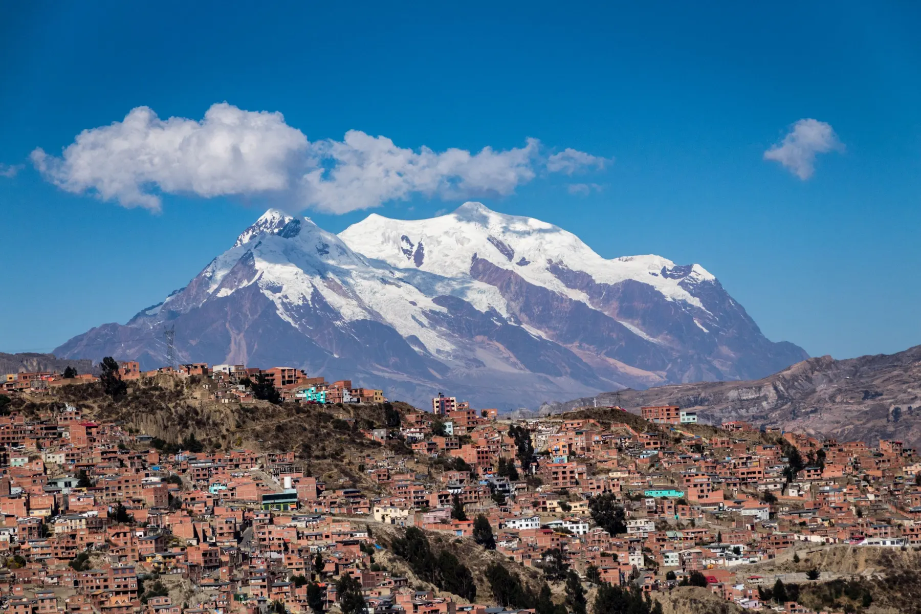 El Illimani nevado sobre las casas de ladrillo de La Paz
